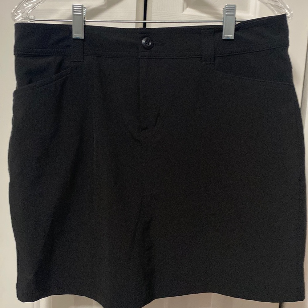 Eddie Bauer skort size 6 black excellent